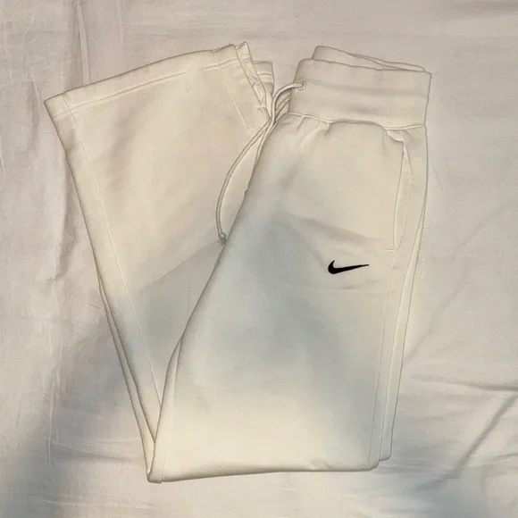 Nike Women’s Sportswear Phoenix Fleece High-Waisted Wide-Leg Sweatpants - Picture 3 of 7